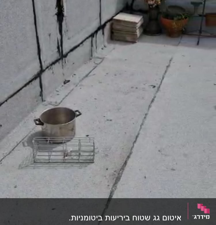 קירות אטומים עם חומר איטום שחור על גג